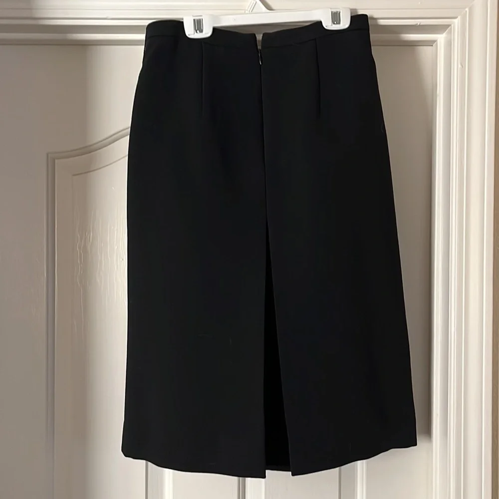 Beautiful black skirt - Picture 2 of 2